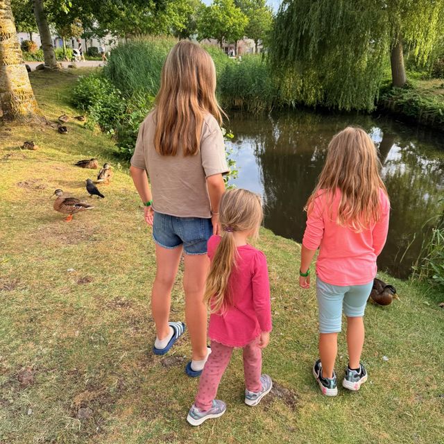 Drei Mädchen am Teich